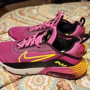 Tennis shoes